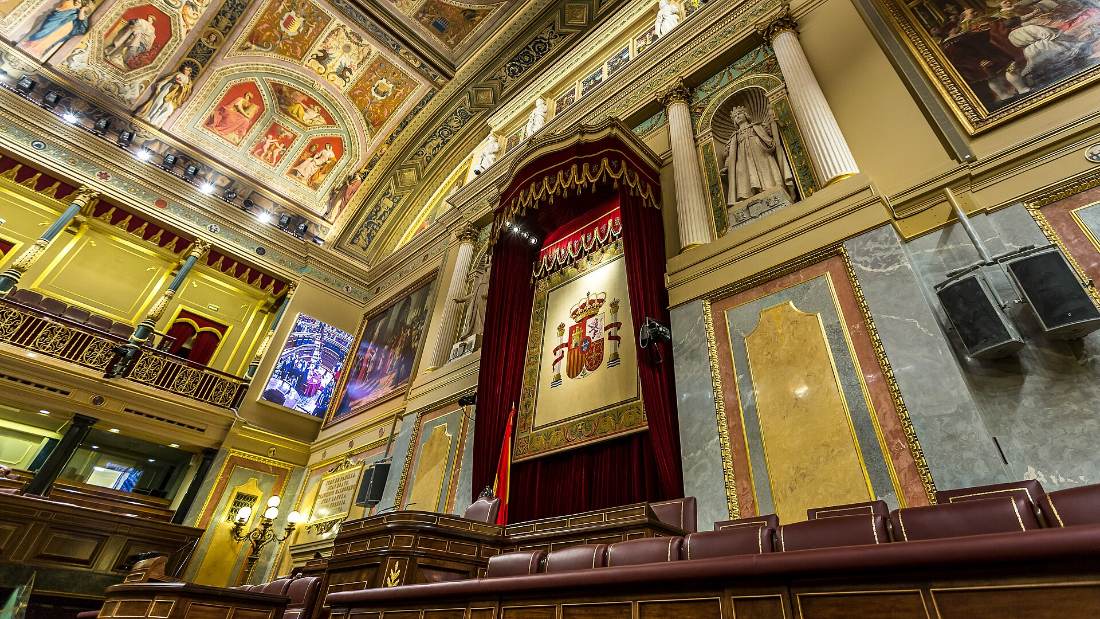 Hemiciclo del Congreso de los Diputados, con el escudo de España sobre el estrado.